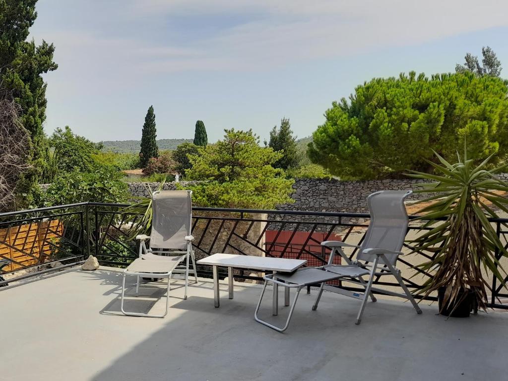Grande maison de caractere situee au cœur du village de de Roquefort des Corbières. Profitez de son grand jardin avec terrain de petanque barbecue et balancoire photo 3