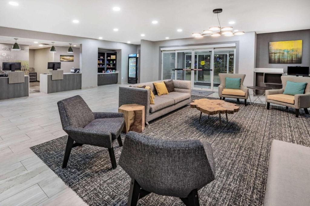 La Quinta Inn & Suites by Wyndham Ardmore photo 4