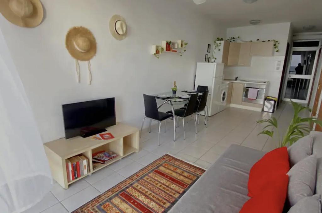 F2 2 Lovely room, living and bathroom shared , St Julians photo 2