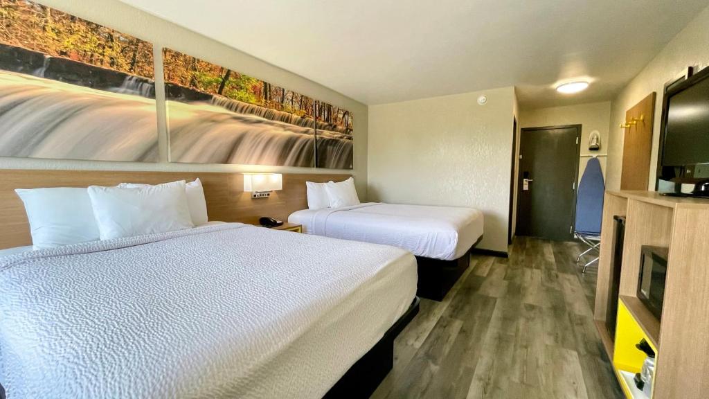 Days Inn by Wyndham Columbus IN photo 1