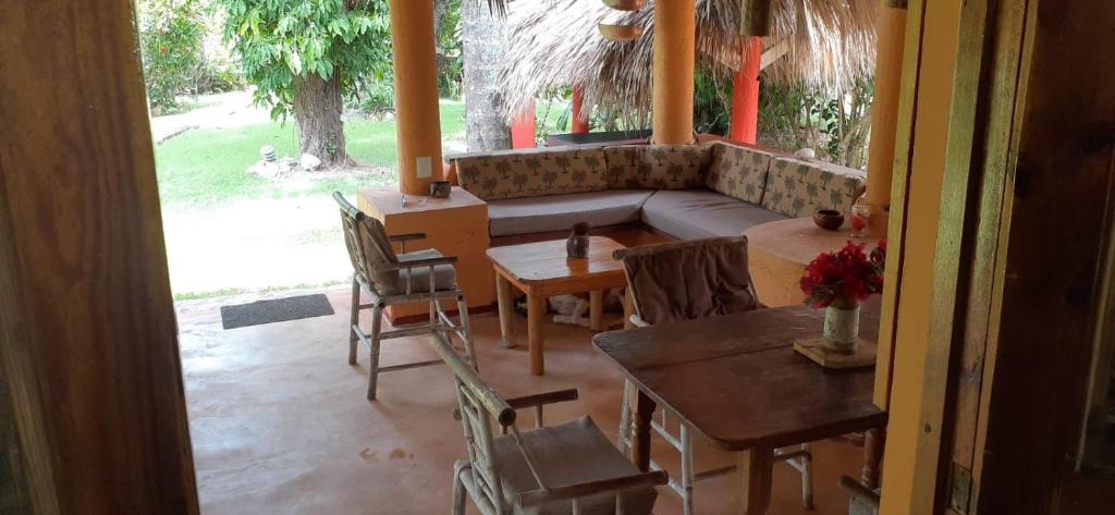 Casa 3 amigos-Palm roofed house photo 2