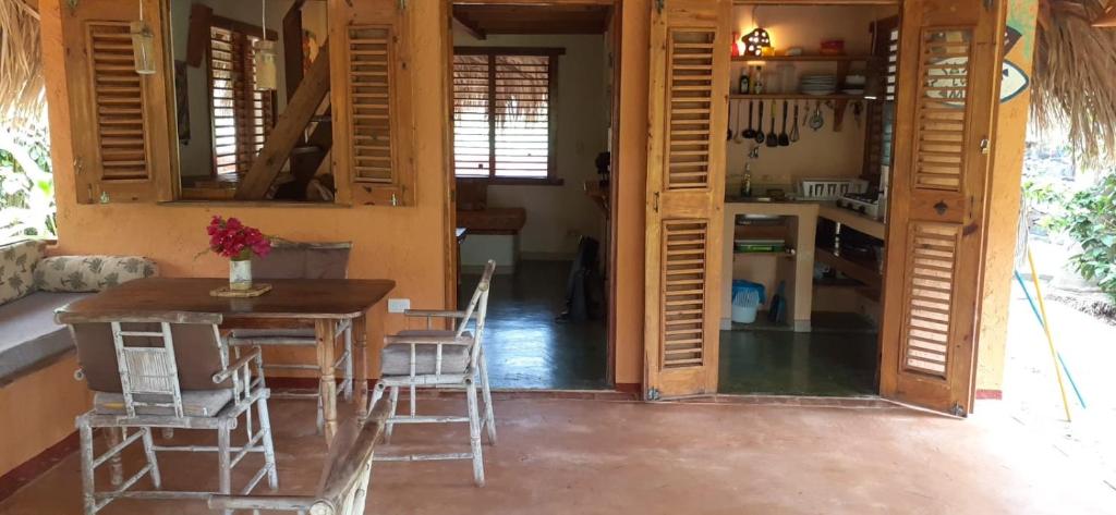Casa 3 amigos-Palm roofed house photo 1
