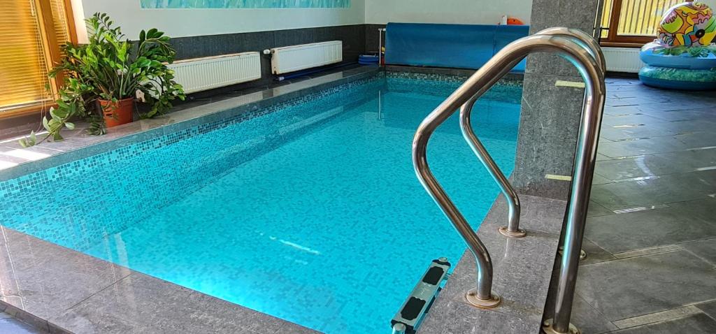 Spacious house with indoor pool & sauna. photo 3