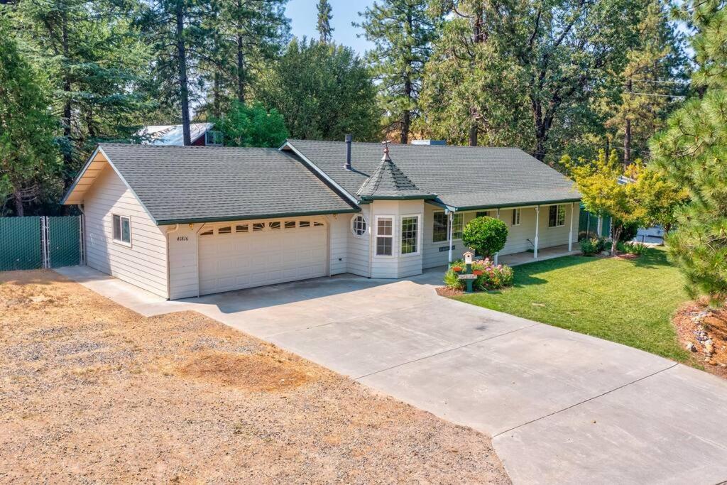 Acorn House - Charming house in green heaven with pool table with lovely backyard photo 2