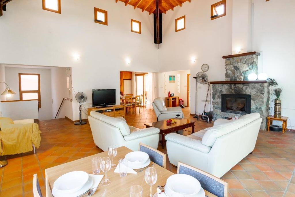Villa Hillcrest Panorama by Ezoria Villas photo 3