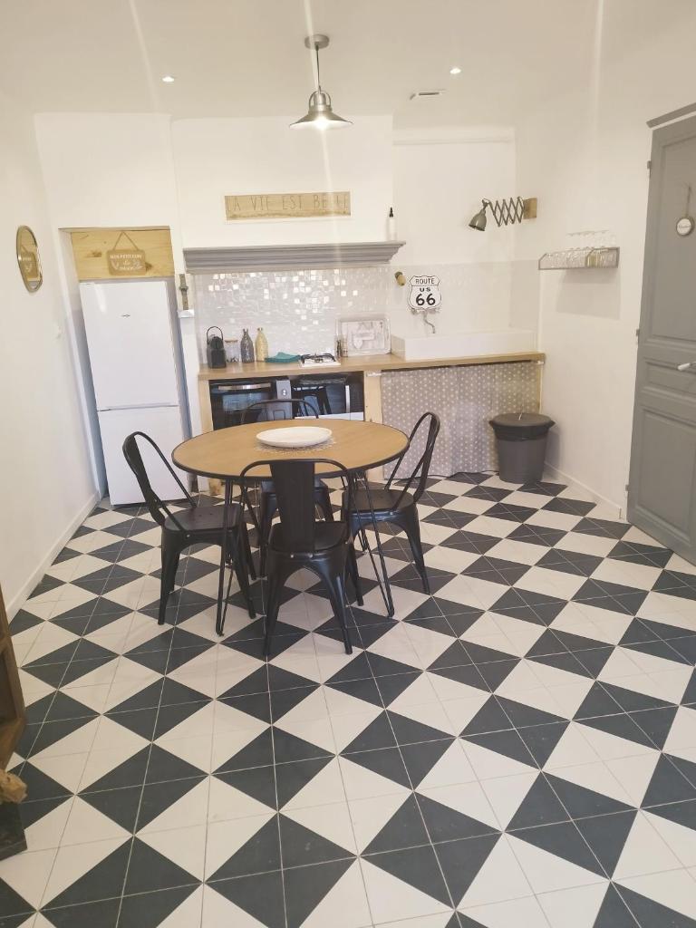 Petite maison de charme dans un domaine photo 1