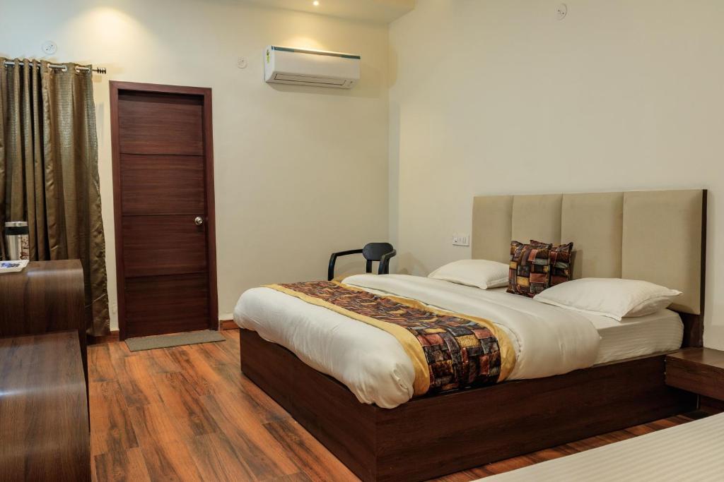 De Manora Homes - Unpretentious hotel with a garden , posh area Ranjit Avenue photo 2