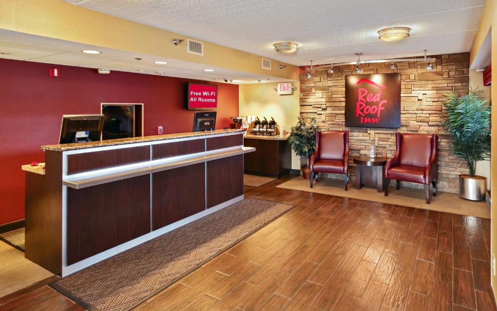 Red Roof Inn Johnson City photo 2