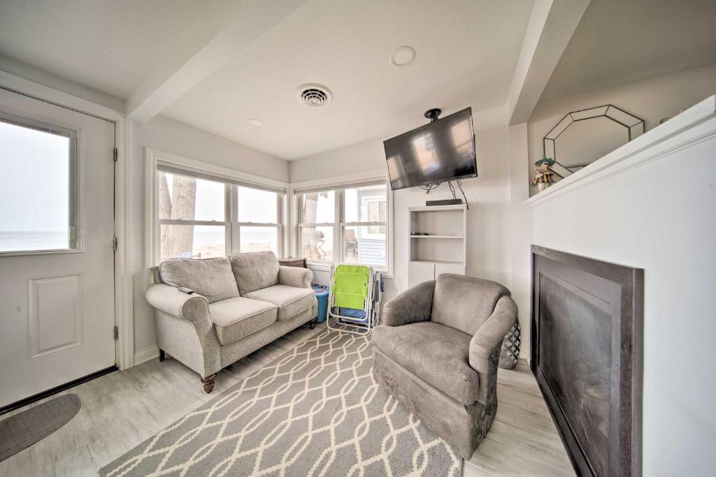 Sunny, Modern Waterfront Cottage with Grill in Erie! photo 3