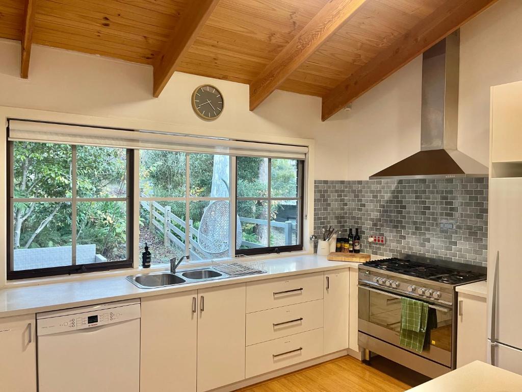 Two Mountains Lodge - Modern Alpine Retreat with Spa - 3mins to Mt Buller photo 4