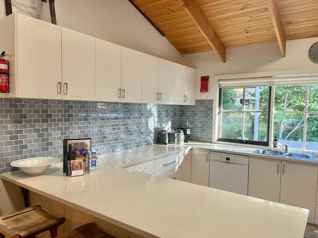 Two Mountains Lodge - Modern Alpine Retreat with Spa - 3mins to Mt Buller photo 3
