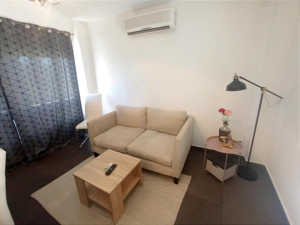 Apartments with parking space Sumartin, Brac - 11926 - Tap to explore photos