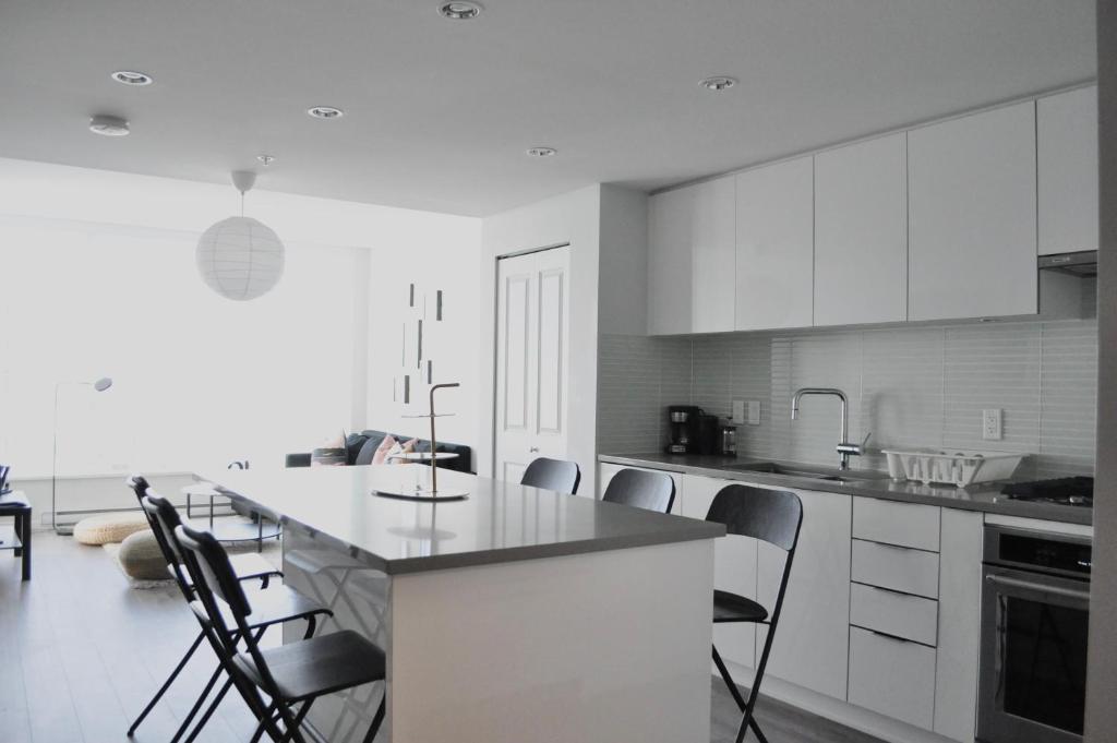 2102-6638 Dunblane Burnaby photo 1