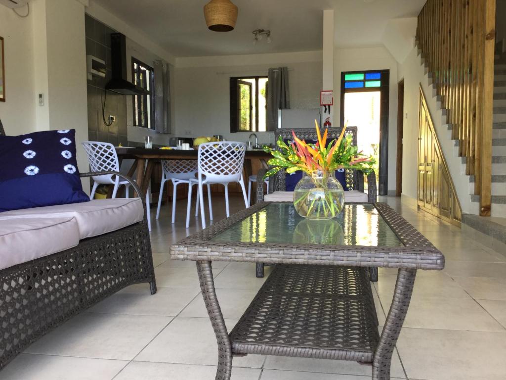 Bougainvillas Seychelles photo 1