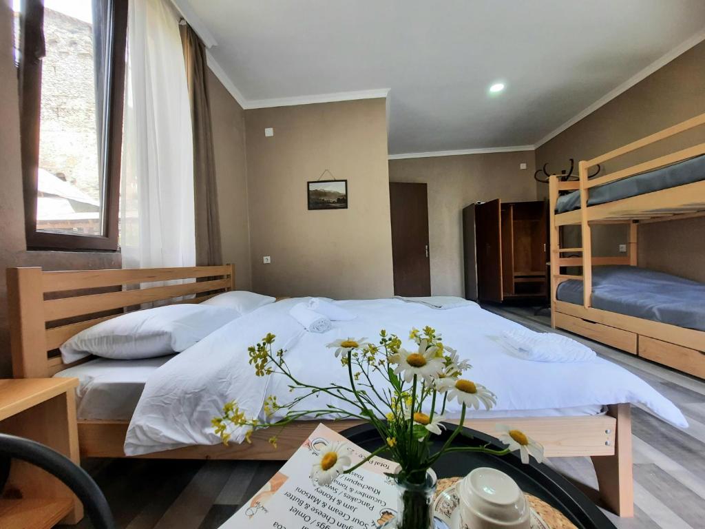 "White House Nakani" - Guesthouse near the centre