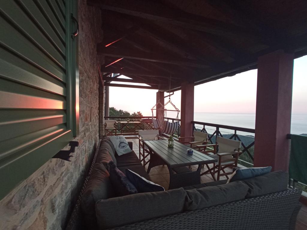 Villa Sklithro in the heart of the forest with magnificent view of the sea just 10 minutes from it photo 2