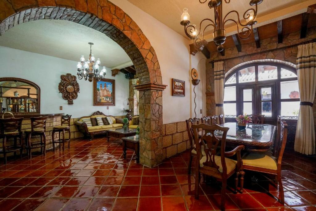 Casa Colonial Taxco Centro - Tap to explore photos