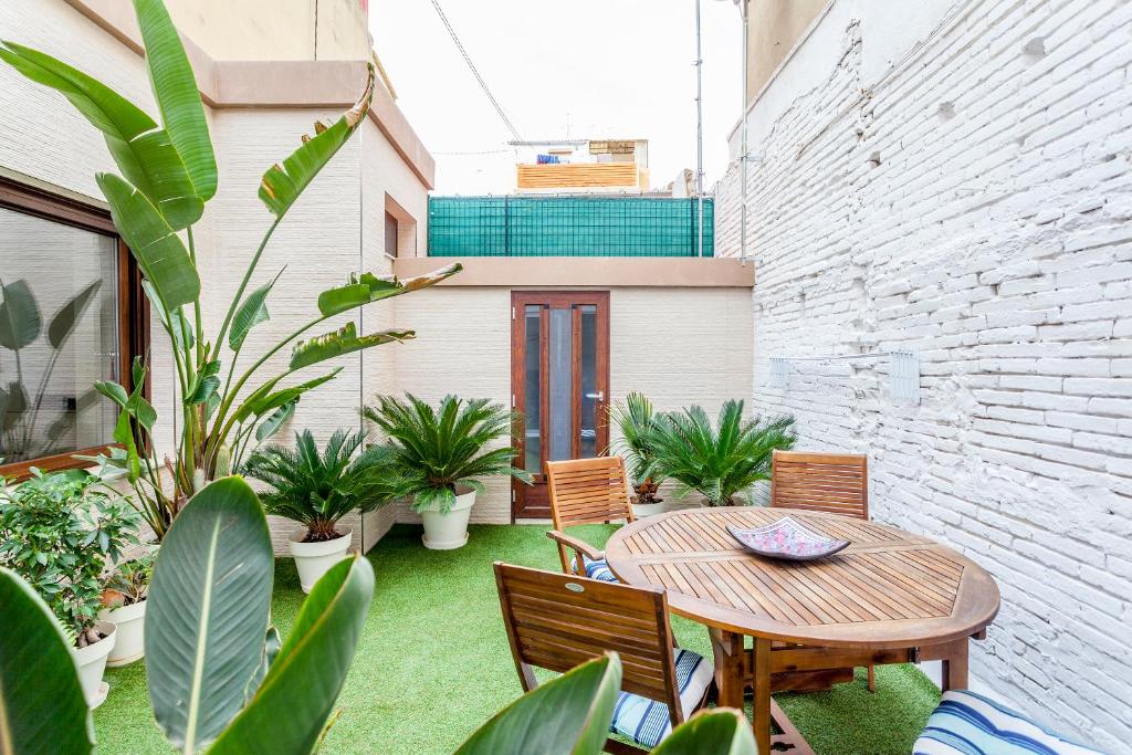 CASA ESPECTACULAR DE DISEÑO CON JARDIN INTERIOR photo 1