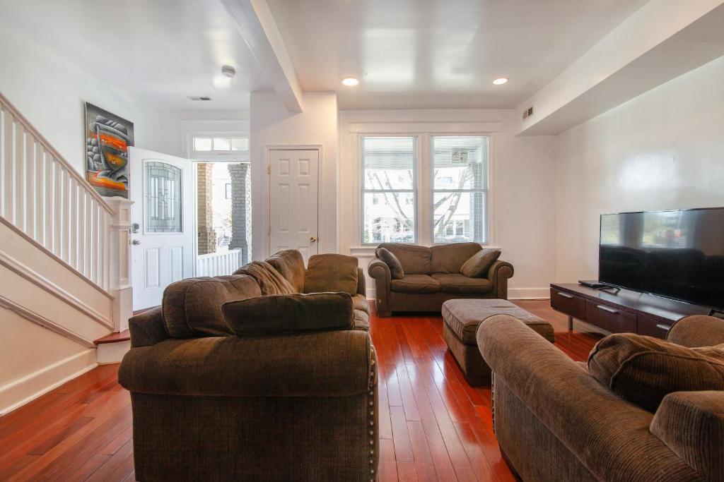 Spacious, Relaxing, 4 Bd 3.5 Ba Home In Petworth! image