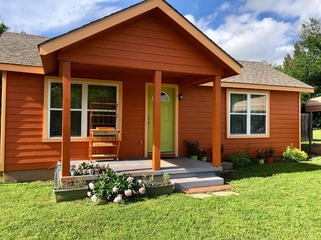 The Pumpkin Cottage sleeps 9+crib +grill/firepit