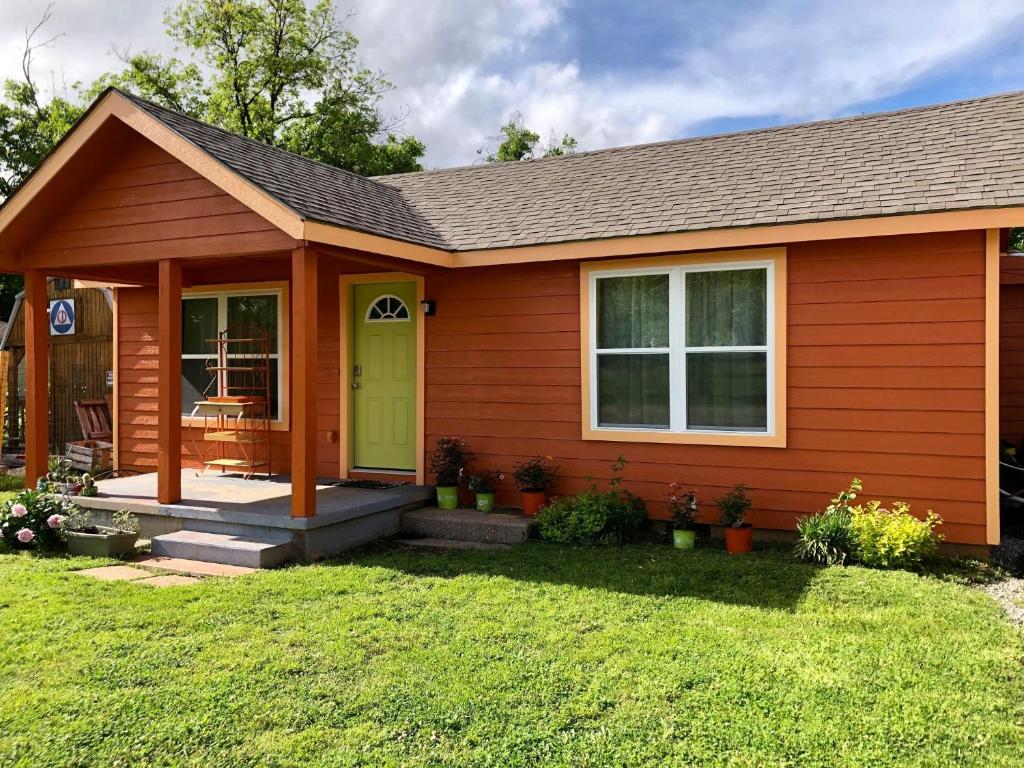 The Pumpkin Cottage sleeps 9+crib +grill/firepit photo 1