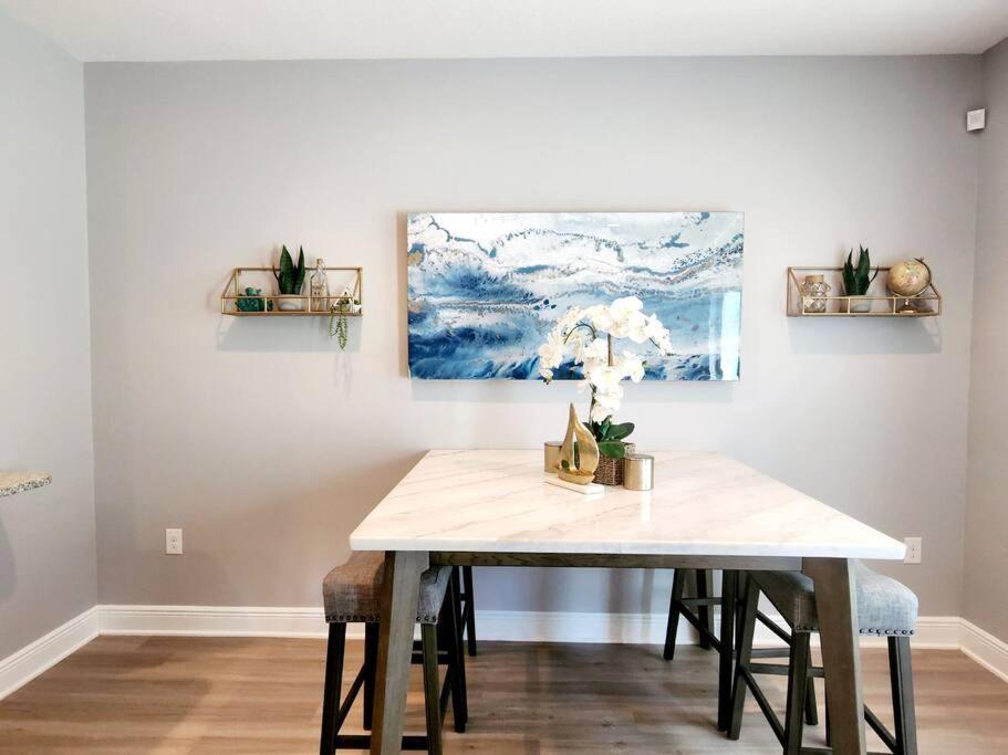 ENTIRE HOME- Gorgeous 3br Townhome Pool, Grill, Washer, Dryer, 2 FREE drive up spaces Sleeps 6 Close to everything PCB! photo 2