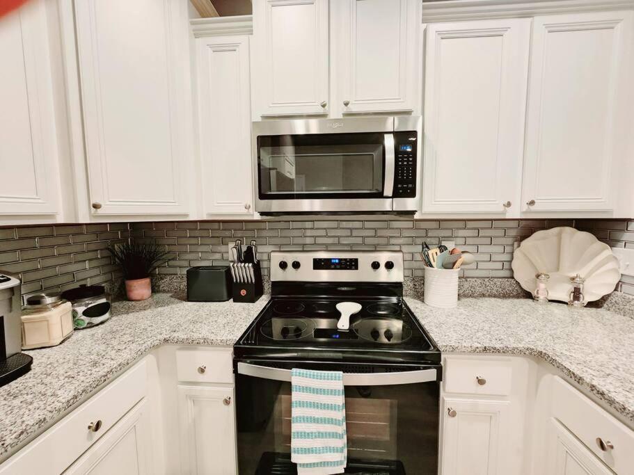 ENTIRE HOME- Gorgeous 3br Townhome Pool, Grill, Washer, Dryer, 2 FREE drive up spaces Sleeps 6 Close to everything PCB! photo 3