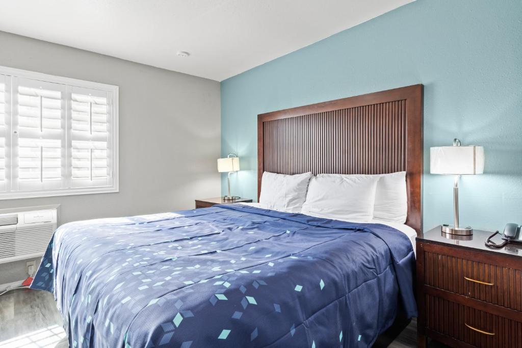Travelers Inn Medford image