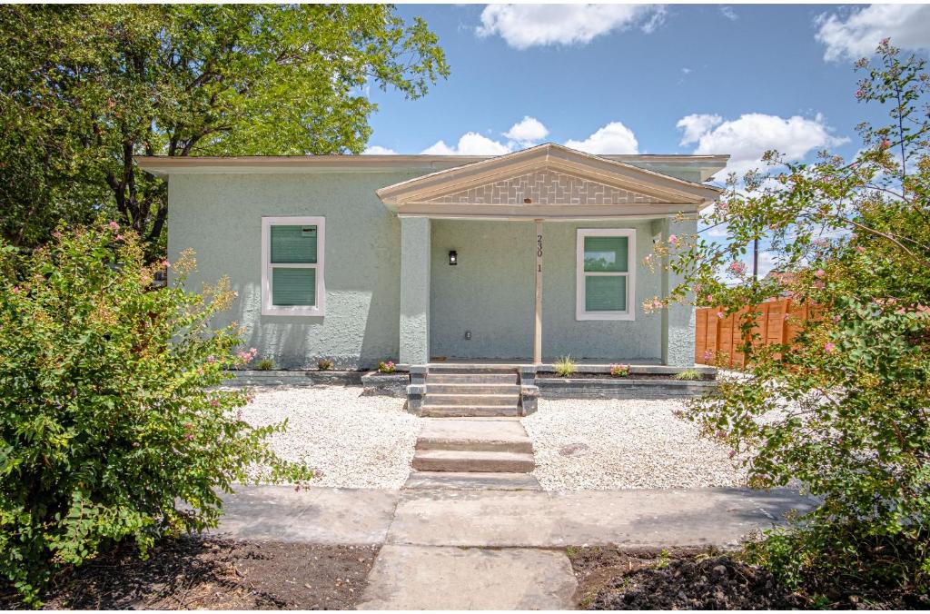 Cozy and Lovely 2BR 2BA Apt A Near Lively Downtown image