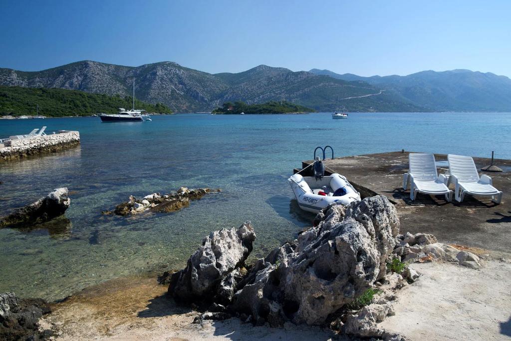 Family friendly apartments with a swimming pool Kneza, Korcula - 9130 photo 3