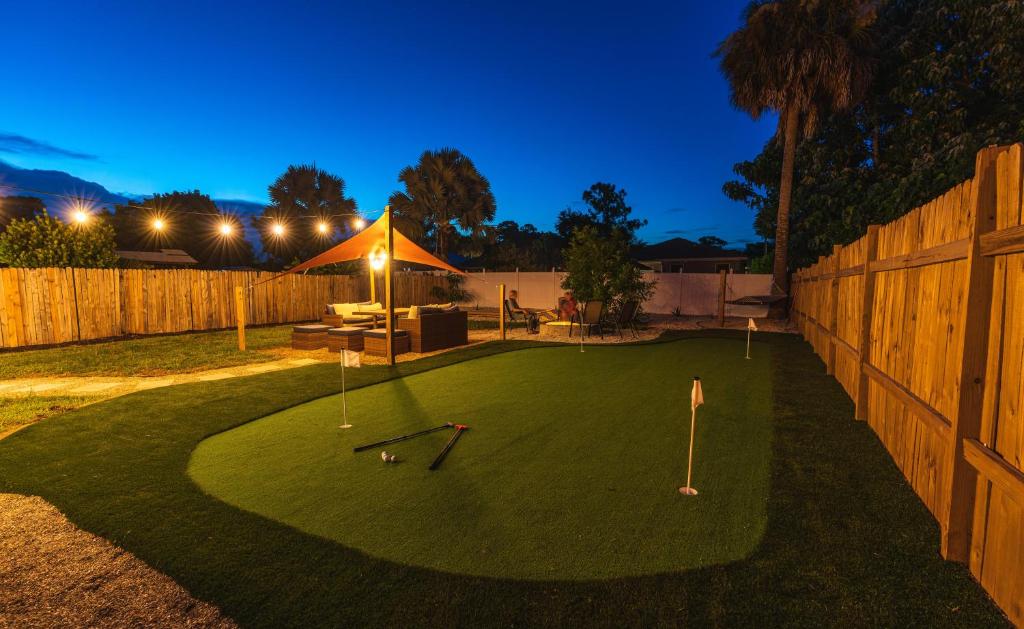 Golfers Paradise 4-hole PUTT-PUTT, Mega Chess with huge backyard, hammock photo 1