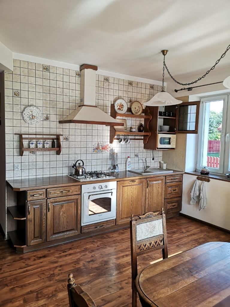 Cheerful 5 bedroom house with game room and free parking photo 2