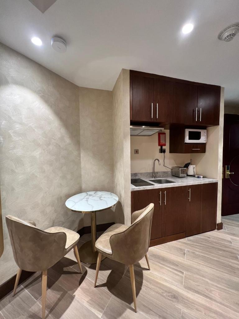 {
  "en-gb": "City Seasons Suites"
} photo 2