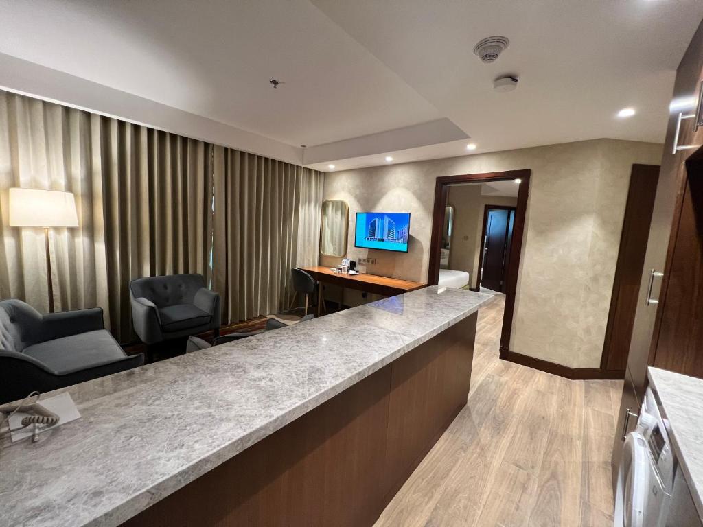 {
  "en-gb": "City Seasons Suites"
} photo 1