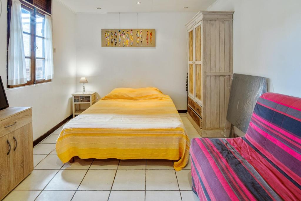 Bungalow d'une chambre avec vue sur la mer jardin clos et wifi a Saint Paul a 8 km de la plage photo 3