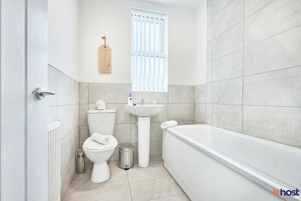 Host Liverpool - Spacious Family Home by Aintree, Parking photo 1