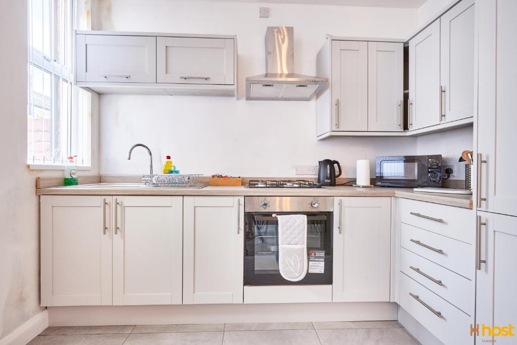 Host Liverpool - Spacious Family Home by Aintree, Parking photo 2