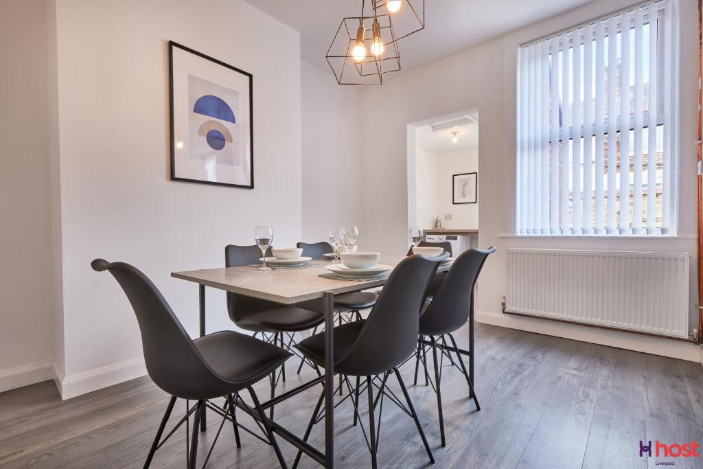 Host Liverpool - Spacious Family Home by Aintree, Parking photo 3