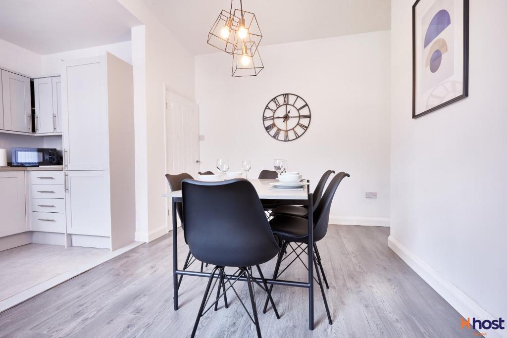 Host Liverpool - Spacious Family Home by Aintree, Parking photo 4