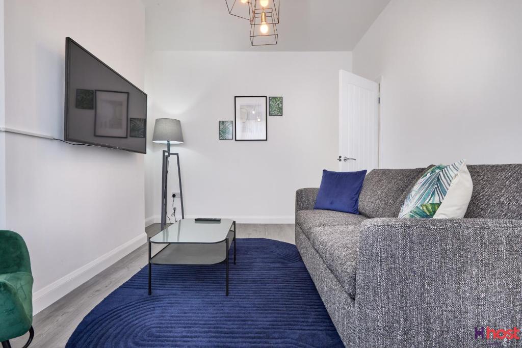 Host Liverpool - Spacious Family Home by Aintree, Parking