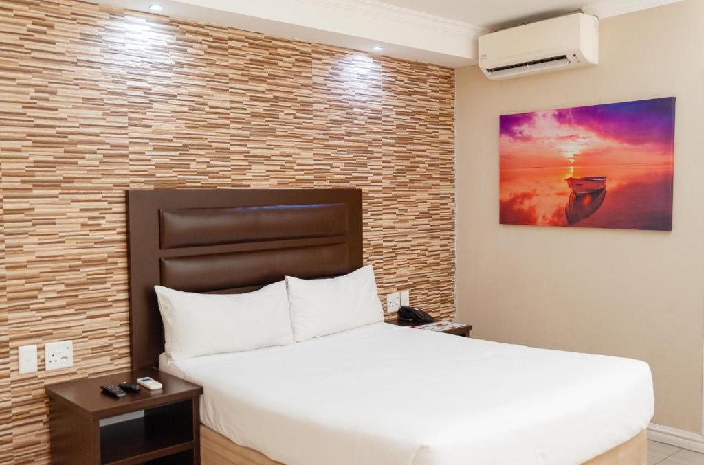 Rooms of Bayside Hotel 100 Pixley Kaseme Street (West Street)