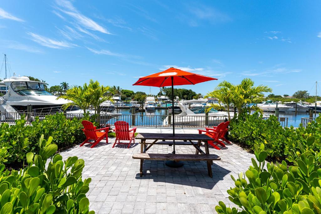 Room 127 - Waterfront, Heated Pool, Huge TV, Tiki Bar & Grill image