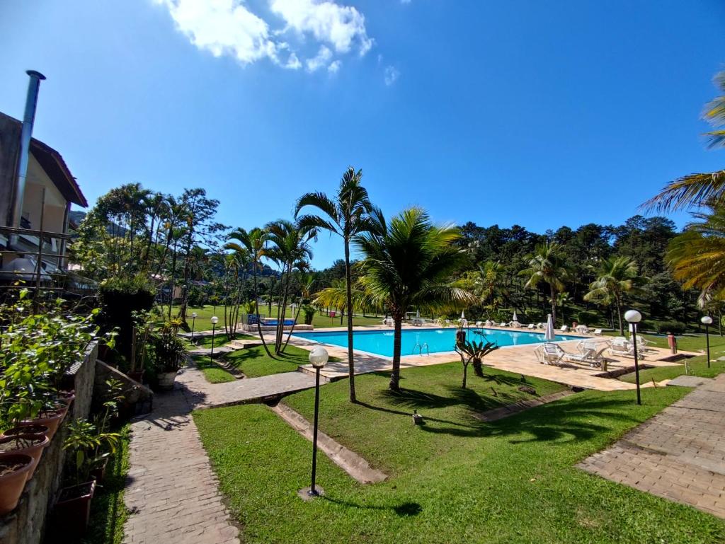 Apartamento até 10 pessoas na enseada Guarujá em condomínio clube praia piscinas salão jogos quadra futebol campo parquinho brinquedos Wi-fi Home office photo 2