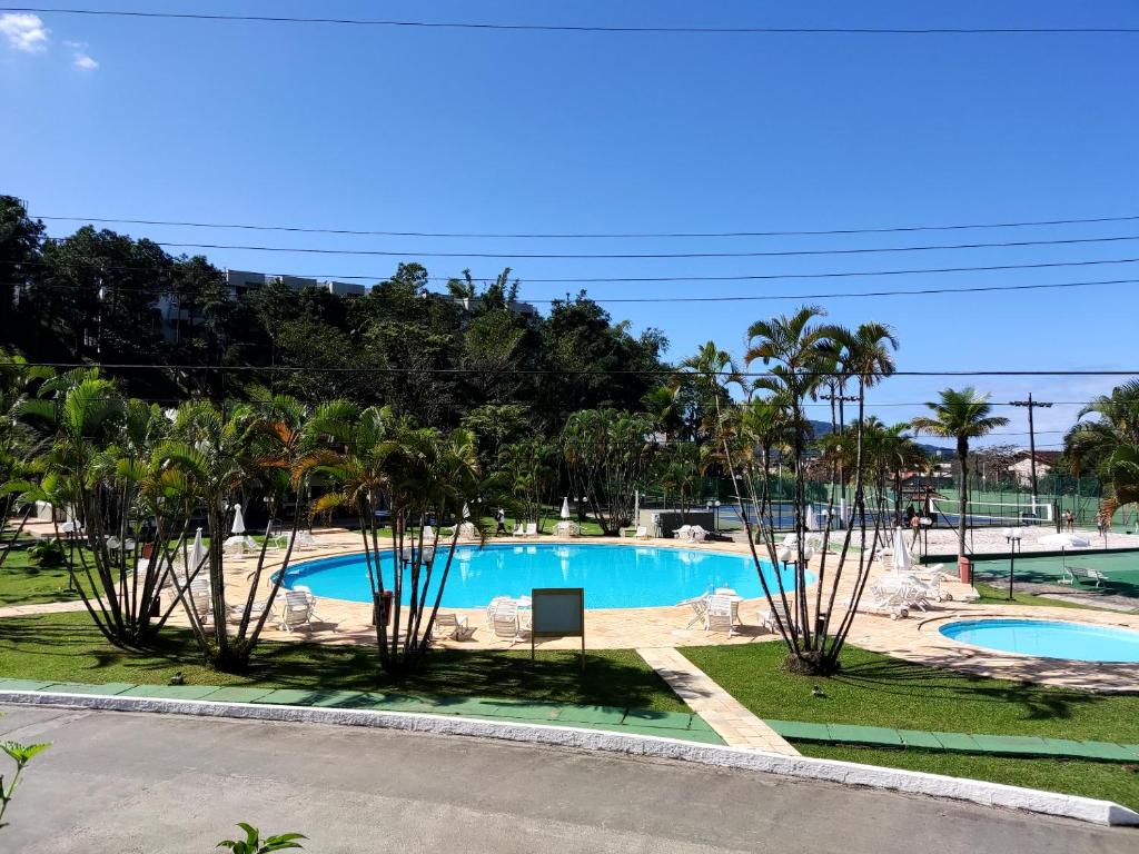 Apartamento até 10 pessoas na enseada Guarujá em condomínio clube praia piscinas salão jogos quadra futebol campo parquinho brinquedos Wi-fi Home office photo 1
