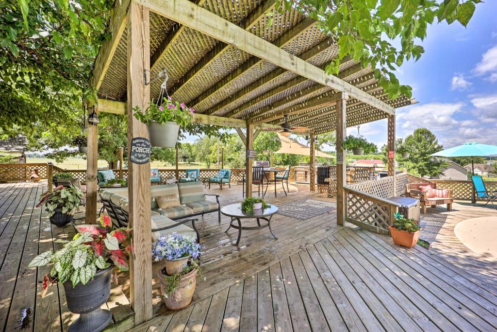 Stunning Grand Lake Escape with Pool and Outdoor Oasis photo 1