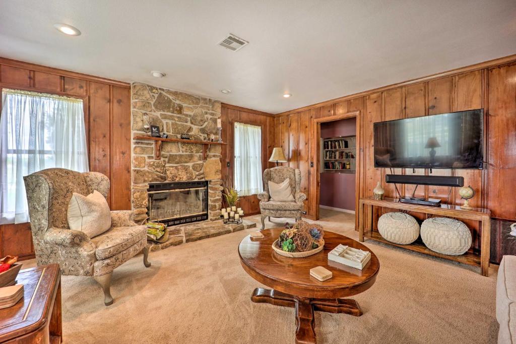 Stunning Grand Lake Escape with Pool and Outdoor Oasis photo 2