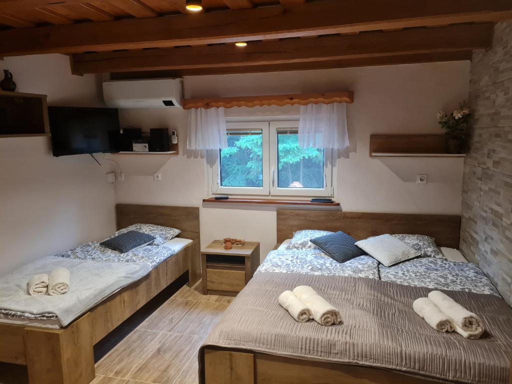 Gozdarjeva hiška M&K photo 2
