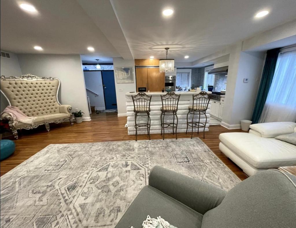 A Regal Retreat- Exclusive Parking, Prime Location image