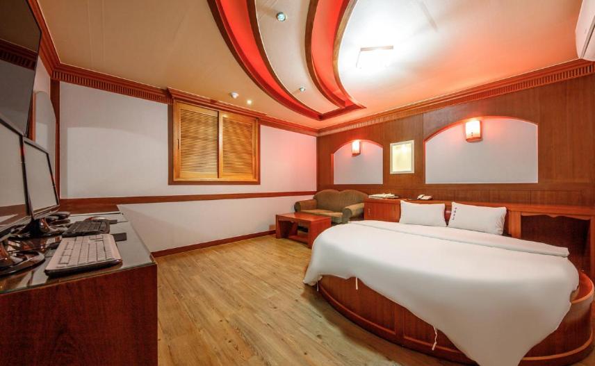 Utopia Hotel photo 2