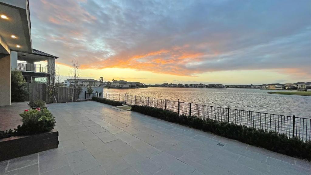 Luxury Waterfront Villa BBQ Cafe WiFi Great Views 5BRM photo 1